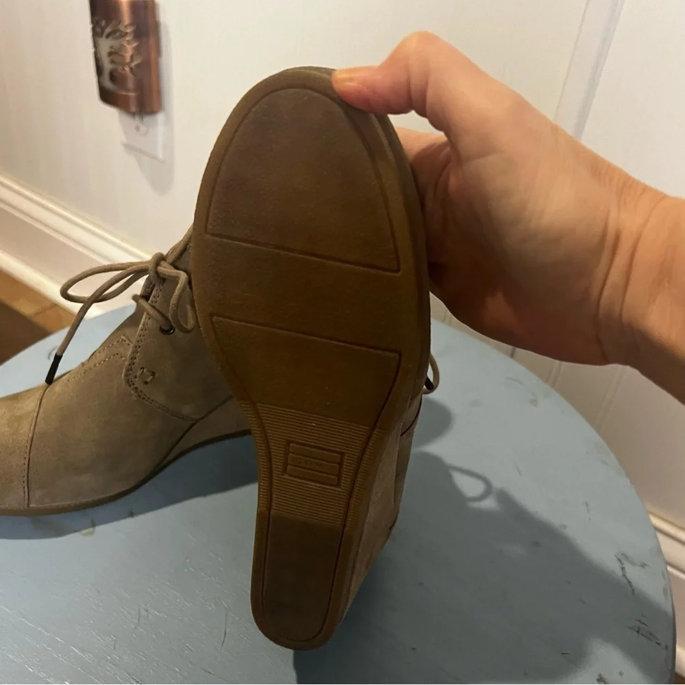 Toms Tan Desert Suede Ankle Wedge Lace up Booties size 9